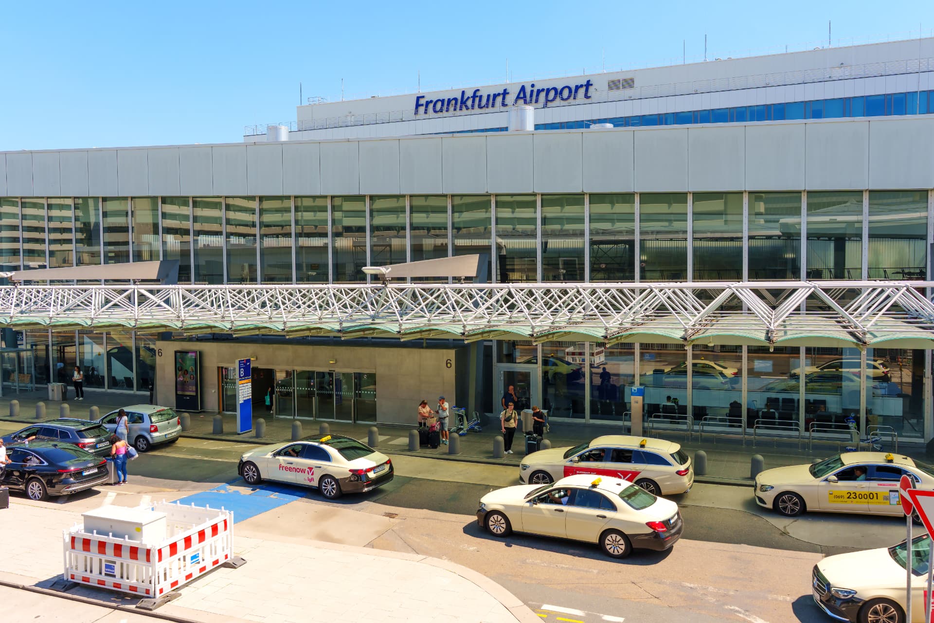Flughafentransfer Bessenbach – Frankfurt Airport Taxi Flughafentransfer von Bessenbach zum Frankfurt Airport – wartende Taxis am Terminal