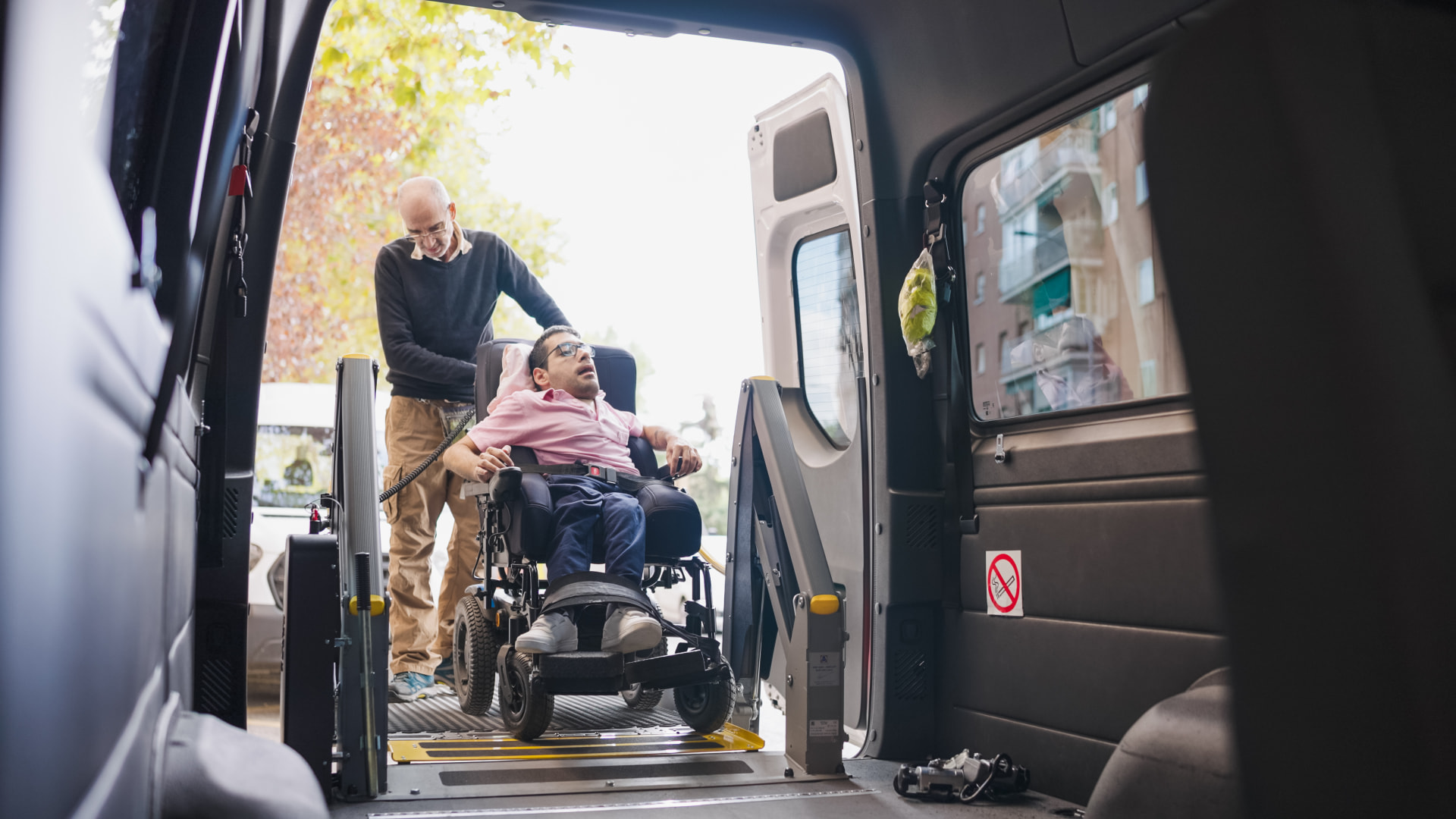 Krankenfahrt Aschaffenburg – Rollstuhlfahrer wird mit Hebebühne in ein barrierefreies Taxi verladen