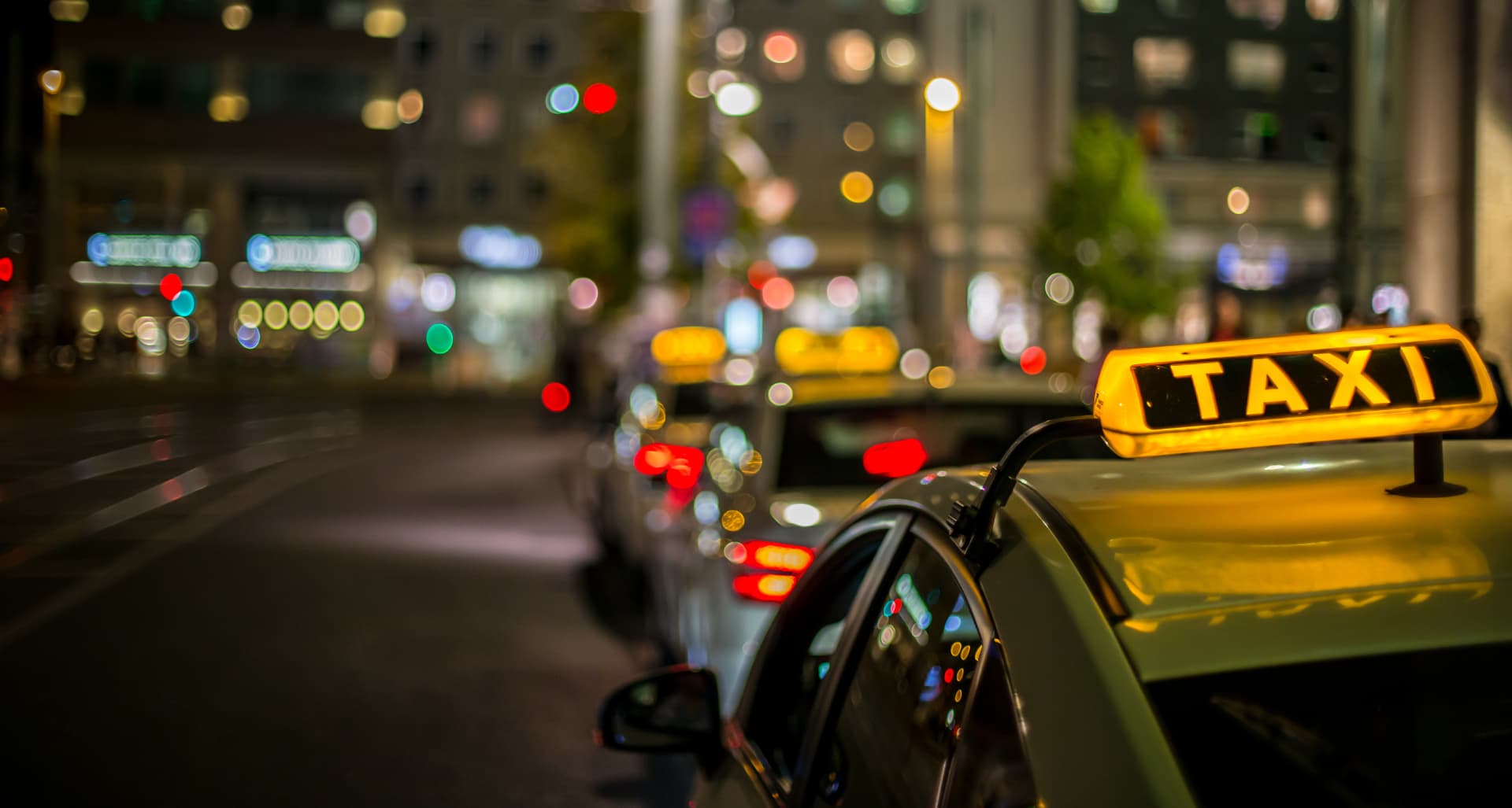 Taxi bei Nacht in der Stadt
